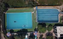 Las jóvenes blogueras de viajes Malak Hasan y Bisan Alhajhasan nadan en una piscina en la aldea de Aboud, cerca de Ramallah, Cisjordania, Palestina