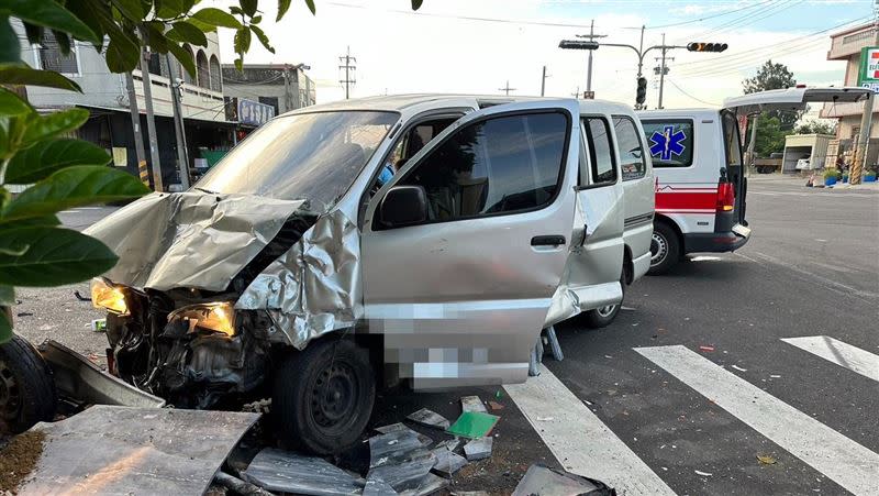 這起車禍造成雙方駕駛重傷，其中1人拋飛車外。（圖／翻攝畫面）