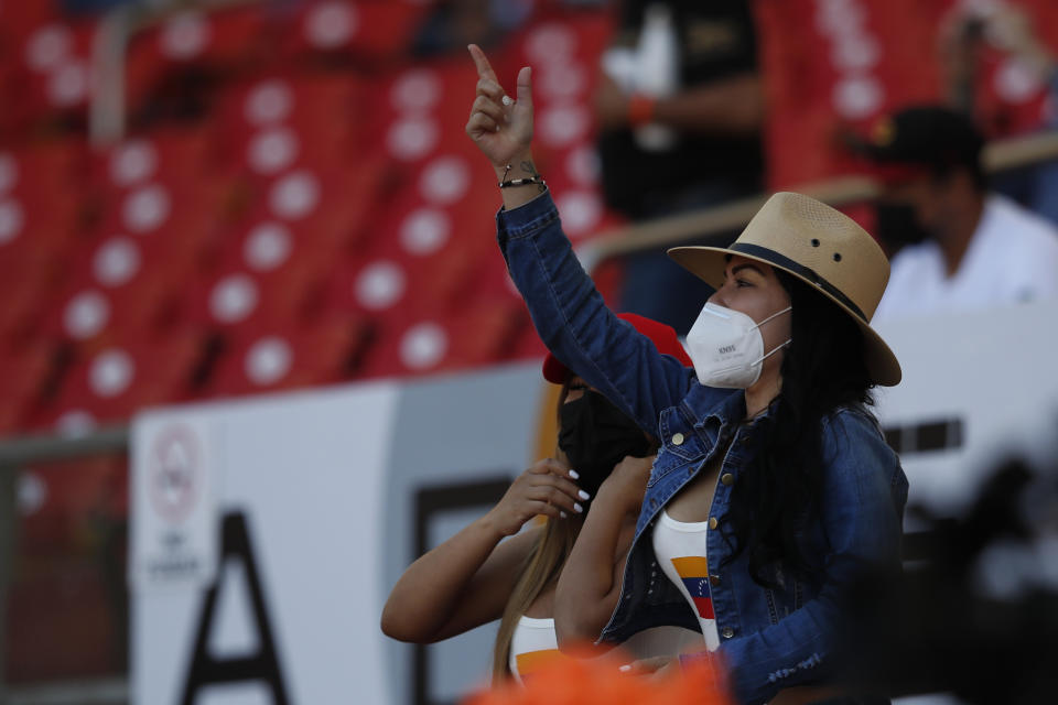 Una fanática de Venezuela alienta al equipo durante el juego contra Panamá por la Serie del Caribe en el estadio Teodoro Mariscal de Mazatlán, México, el domingo 31 de enero de 2021. (AP Foto/Moisés Castillo)