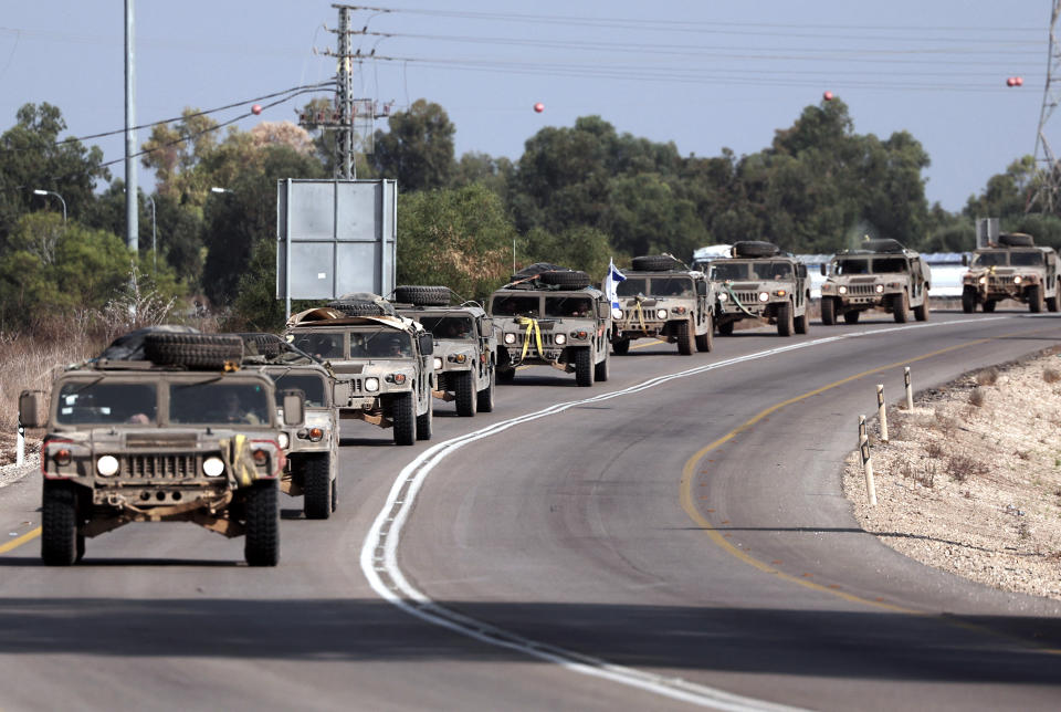 以色列地面部隊車隊23日集結加薩周邊。（法新社）