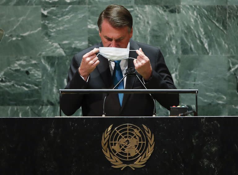 El presidente de Brasil, Jair Bolsonaro, se vuelve a poner una mascarilla protectora después de hablar durante el 76 ° período de sesiones de la Asamblea General de la ONU 