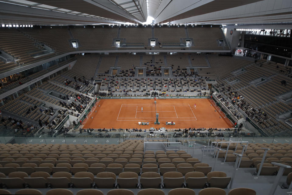 Filas vacías y tan sólo unos mil afortunados en la tribuna pudiendo disfrutar de la final entre Nadal y Djokovic en el Roland Garros más extraño de todos los tiempos debido al coronavirus. (AP Foto/Alessandra Tarantino)