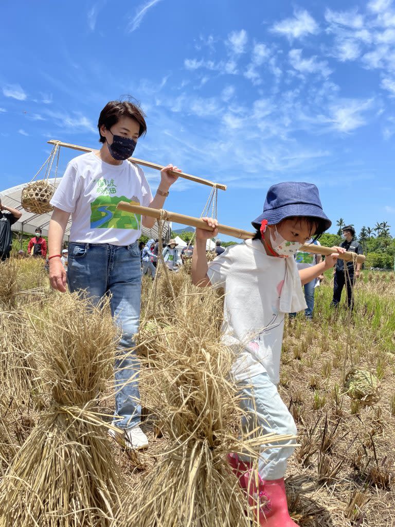 副市長黃珊珊也參加「稻香運動會」體驗活動，是結合北投在地青農將農事體驗精心設計親子同樂成具有趣味的闖關遊戲。（北市產發局提供）