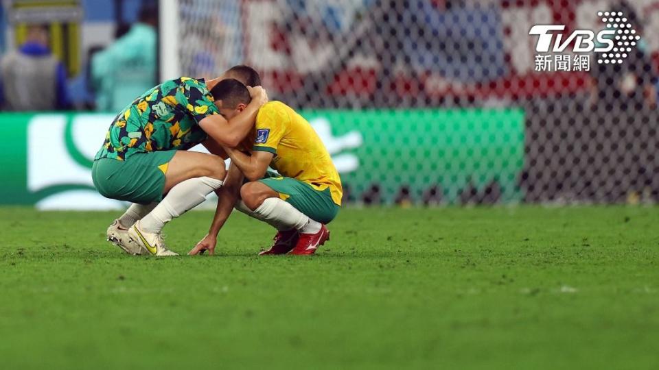 16強敗給阿根廷後，澳洲球員在場上互相擁抱安慰。（圖／達志影像路透社）