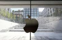 <p>L’inaugurazione del nuovo Apple store in piazzetta Liberty, a Milano, è alle porte. Aprirà i battenti giovedì alle 17, con l’intervento di ben 21 artisti. (LaPresse) </p>