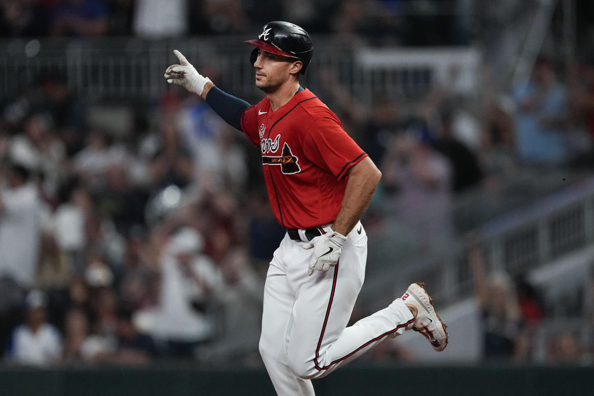 Braves blast Brewers to complete series sweep