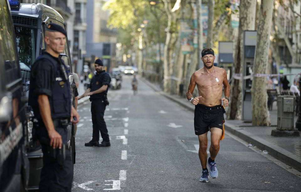 Die Europäer lassen sich vom Terror nicht aus der Bahn bringen – wie auch dieser Jogger am Tag nach dem Anschlag in Barcelona zeigt (Bild: AP Photo/Manu Fernandez)