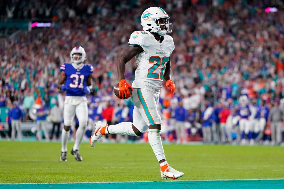 MIAMI GARDENS, FLORIDA - JANUARY 07: De'Von Achane #28 of the Miami Dolphins rushes for a touchdown during the first half against the Buffalo Bills at Hard Rock Stadium on January 07, 2024 in Miami Gardens, Florida. (Photo by Rich Storry/Getty Images)
