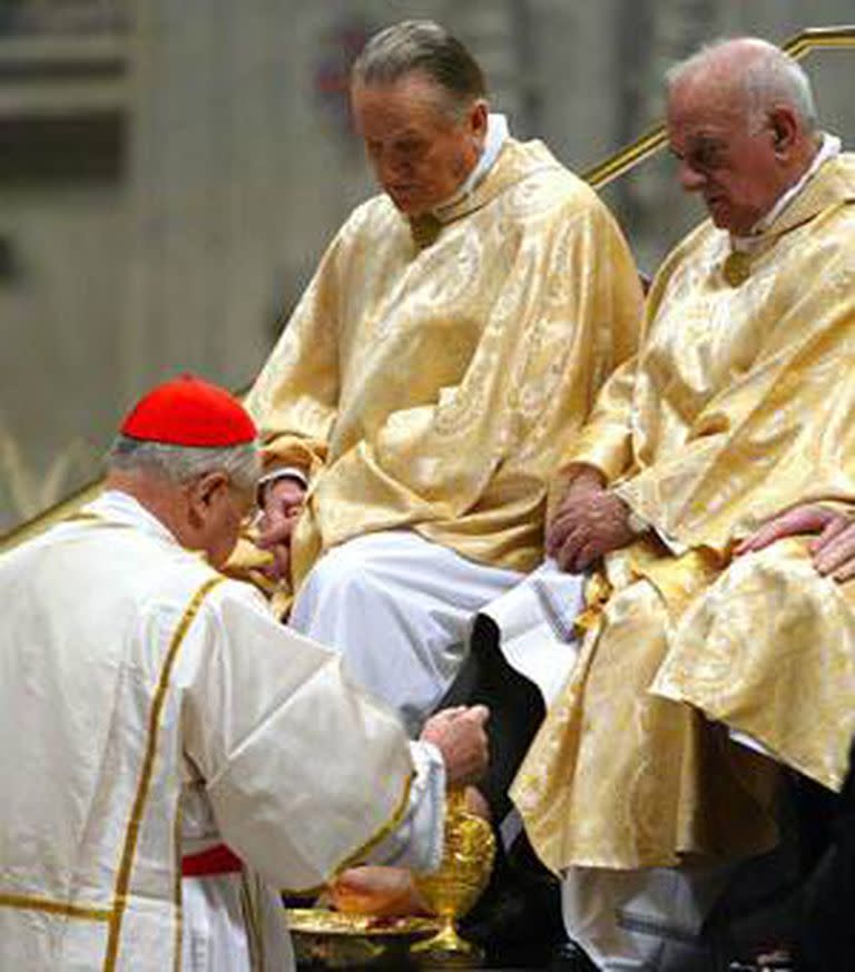 El cardenal Angelo Sodano participa de la ceremonia del lavado de pies durante la celebración del Jueves Santo