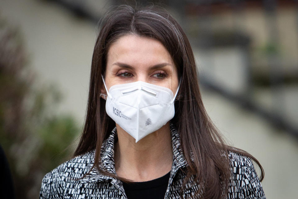 Llevando la correspondiente mascarilla y luciendo canas en el pelo, así pudimos ver a la reina en la sede madrileña de la Fundación de Ayuda contra la Drogadicción (FAD). (Foto: Paolo Blocco / WireImage / Getty Images)