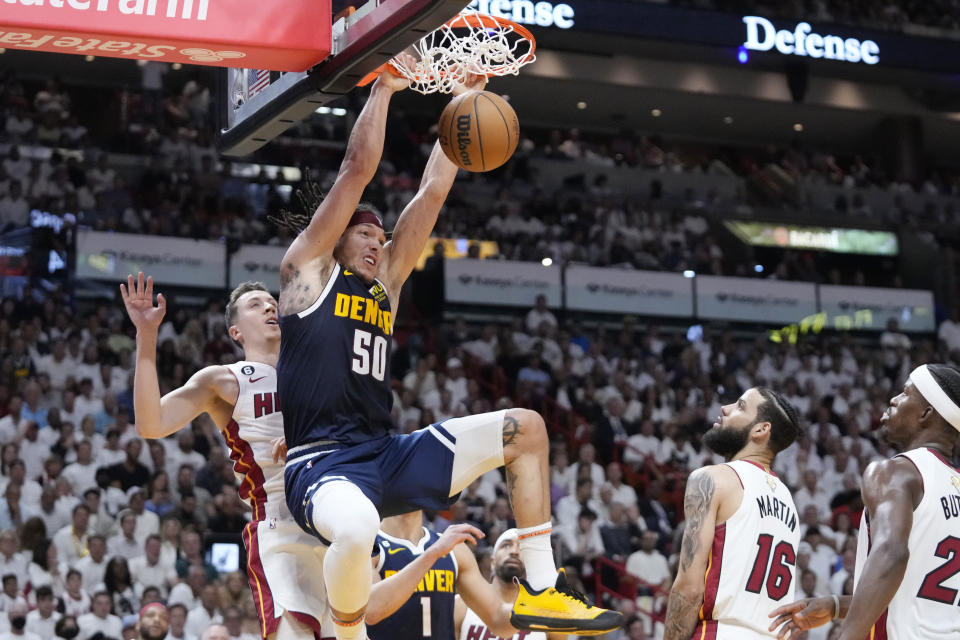 Penyerang Denver Nuggets Aaron Gordon (50) melakukan dunk pada paruh pertama Game 4 Final NBA bola basket melawan Miami Heat, Jumat, 9 Juni 2023, di Miami.  (Foto AP/Wilfredo Lee)