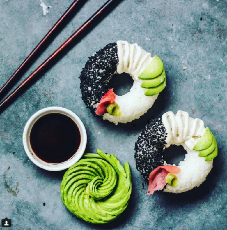 <p>Le sushi donut ou l’art d’offrir une nouvelle recette originale, démocratisée aux États-Unis. Mis à part la traditionnelle base, les créateurs d’un sushi donut peuvent laisser libre cours à leur imagination en rajoutant leurs ingrédients préférés. Crédit photo : Pinterest </p>