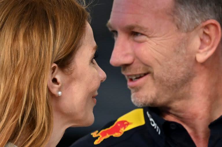 Christian Horner, jefe de Red Bull, y su esposa, la cantante Geri Halliwell, sonríen en Bahrein, pese al escándalo que involucra al manager de la escudería