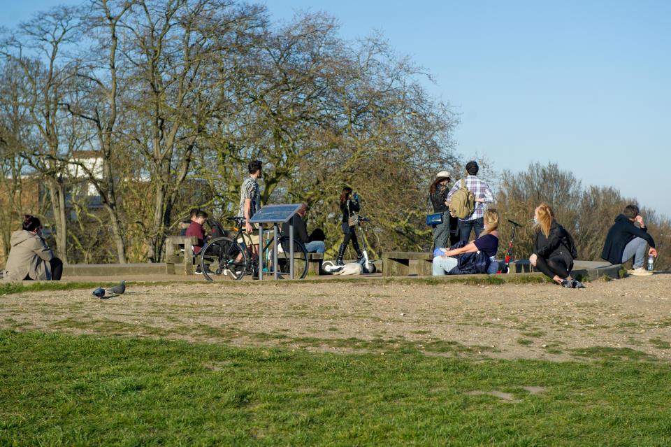 Parque londinense con gente que hizo caso omiso a las recomendaciones el 5 de abril. (Getty Images)