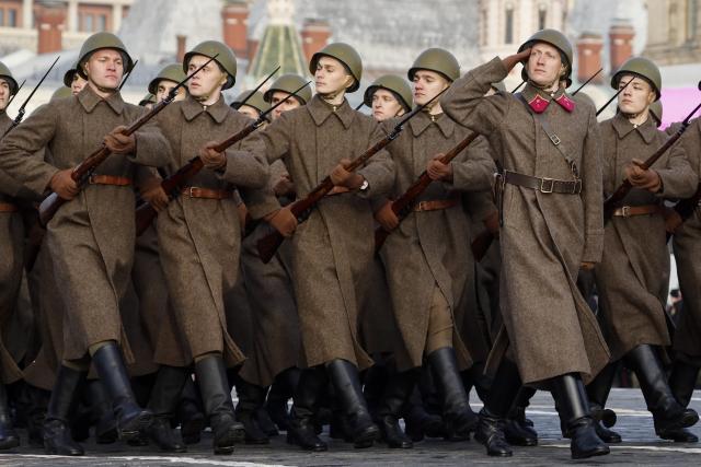Miles de soldados rusos recrean desfile militar de 1941