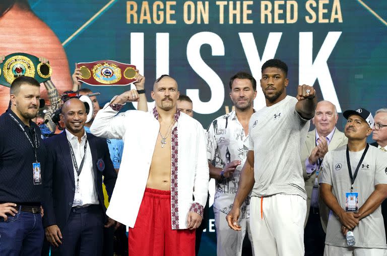 Oleksandr Usyk, campeón mundial Pesado (FIB-AMB-OMB), se medirá con el inglés Anthony Joshua; una imagen del pesaje de este viernes