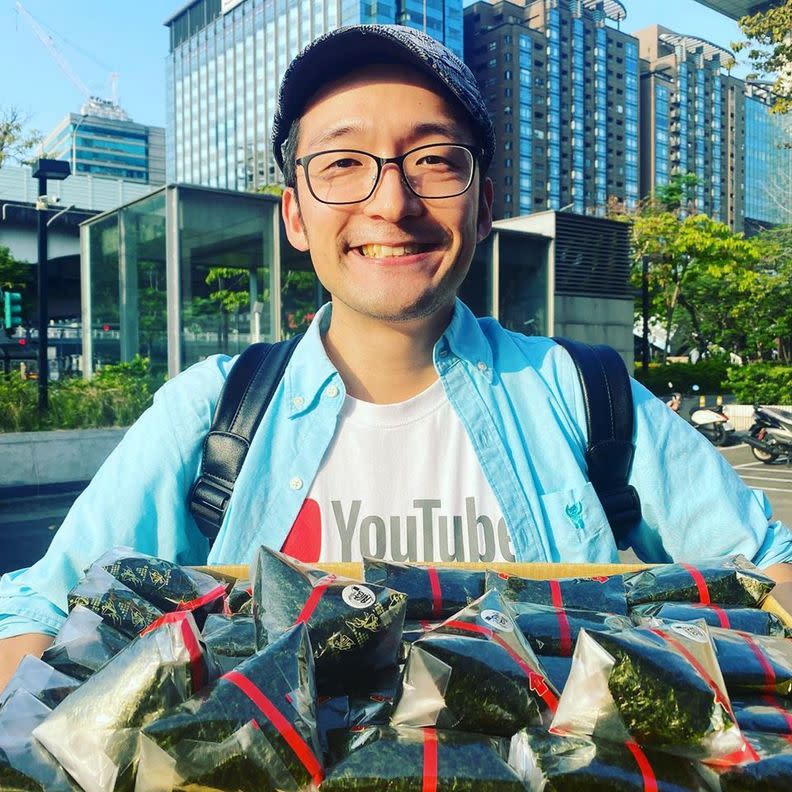 為了感謝台灣捐贈口罩給日本，他也自發性發飯糰給台灣街友