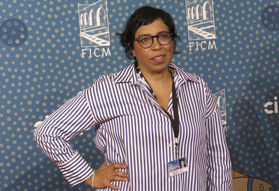 La documentalista salvadoreña-mexicana Tatiana Huezo posa en la alfombra roja de la película "Perdidos en la noche" en el Festival Internacional de Cine de Morelia en Morelia, México, el domingo 22 de octubre de 2023. (Foto AP /Berenice Bautista)