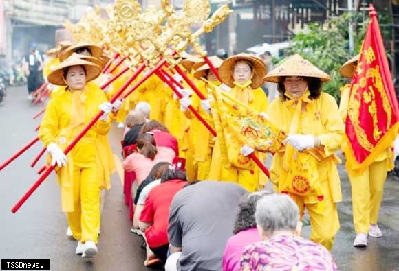 屏東縣東港鎮朝隆宮的聖母巡安護境文化祭，大批信眾跪拜祈福。