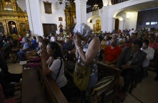 Venezolanos asisten a una misa por la salud del presidente Hugo Chávez en Caracas, el 31 de diciembre de 2012