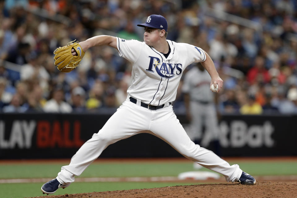 Brendan McKay, de los Rays de Tampa Bay, lanza en el sexto inning del duelo ante los Astros de Houston, en el tercer partido de la serie divisional por la Liga Americana, el lunes 7 de octubre de 2019, en St. Petersburg, Florida. (AP Foto/Chris O'Meara)