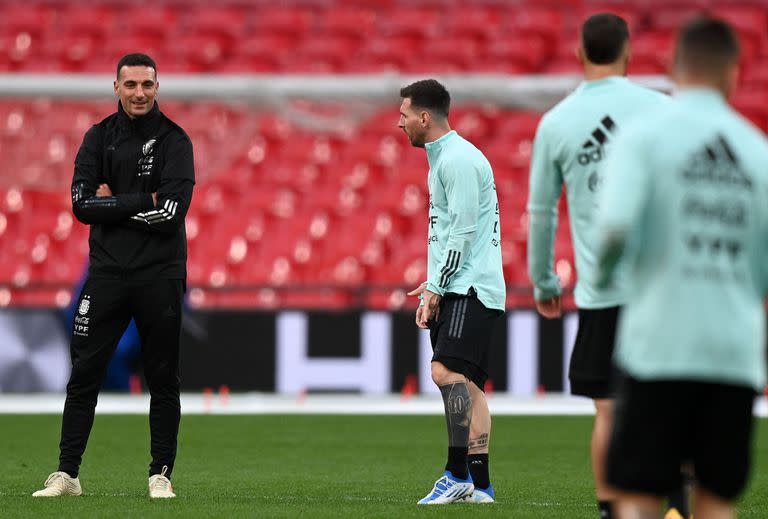 Lionel Scaloni y Lionel Messi, en una práctica, con una sonrisa