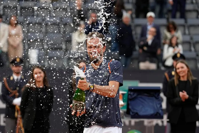 Champán y celebración para Daniil Medvedev; el ruso obtuvo su primer título en canchas lentas