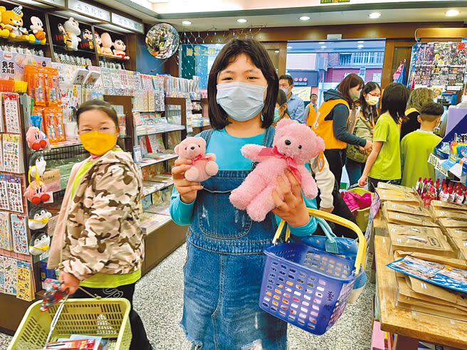 五年級女學生除了選購書本以外，也買了很多隻粉紅色泰迪熊。（楊靜茹攝）