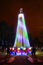 Un árbol de Navidad iluminado con la energía producida por 15 bicicletas fue la apuesta de la ciudad de Puebla, México. EFE/Francisco Guasco