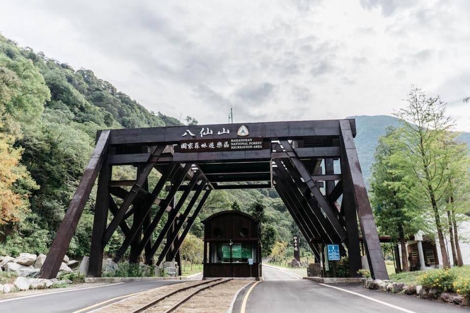 端午節當日上午11點到下午1點到通往八仙山森林遊樂區入口處裝取午時水，因是自然湧水，可自行取水。