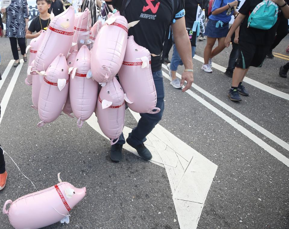 「秋鬥」22日下午登場，表達「反毒豬、 反雙標、反黨國」訴求，有民眾帶著孩子一同上街表達 訴求。