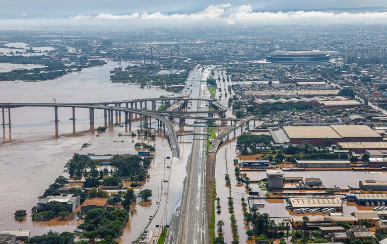 Una vista aérea de Porto Alegre en la que se ve el estadio de Gremia afectado por la inundación