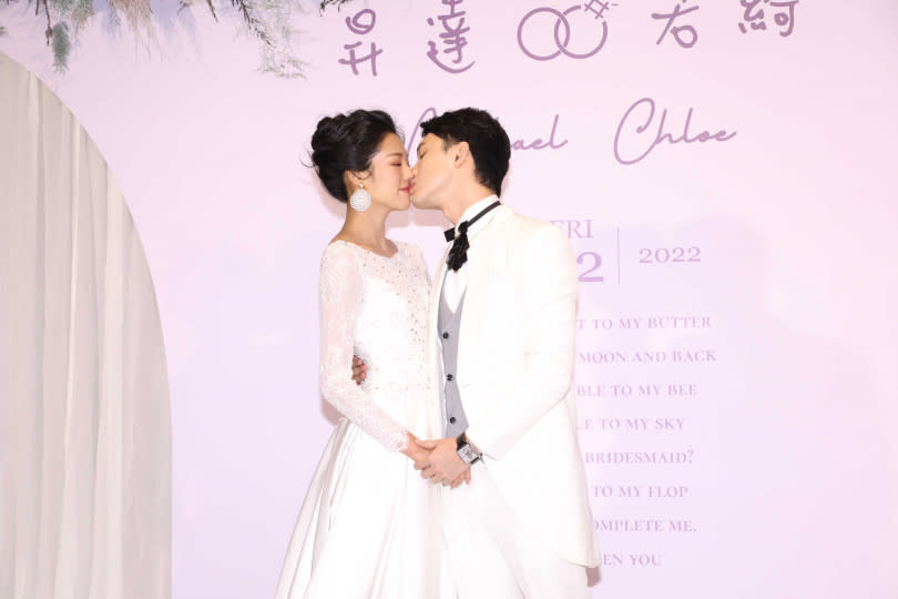 楊昇達（右）和若綺在婚禮上深情相吻。（圖／焦正德攝）