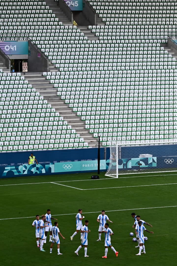 Una escena surrealista en Saint-Étienne: dos horas después de la suspensión del partido, con el estadio vacío, los jugadores volvieron para hacer la entrada en calor y jugar tres minutos