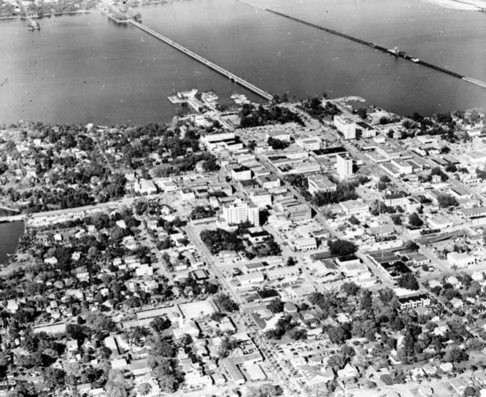 An aerial view of downtown Bradenton in the 1950s, offering views of the Manatee County Court House and the Hotel Dixie Grande. Courtesy of Manatee County Library archives