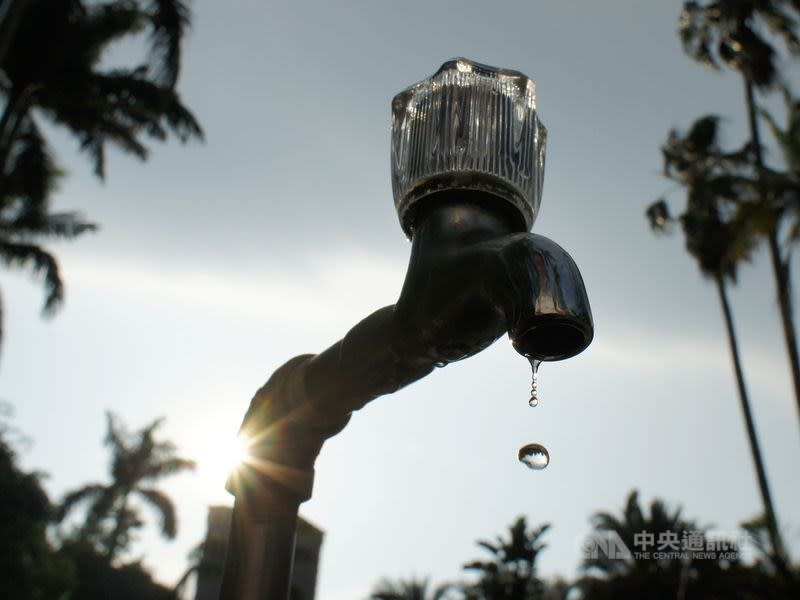 近日降雨對水庫挹注有限，水情依舊嚴峻！經濟部長王美花今天宣布，苗栗、台中從4月6日起調整水情燈號為「紅燈」，啟動「供5停2」分區供水。（中央社檔案照片）