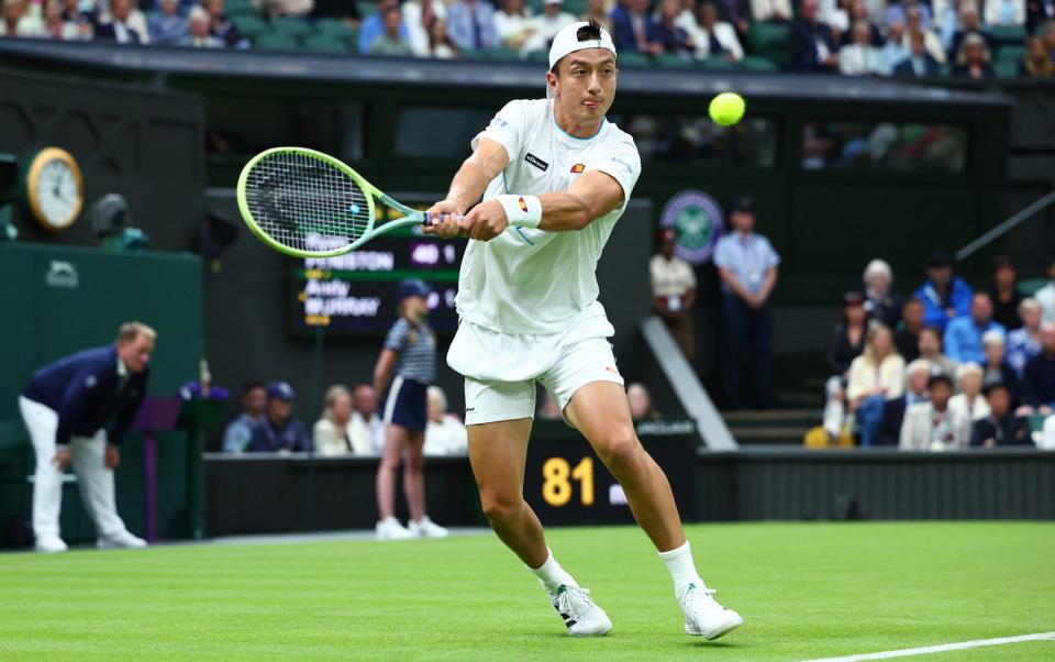 Ryan Peniston takes on Andy Murray with his double-fisted backhand