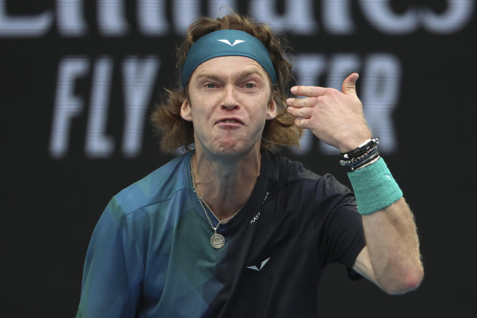 El ruso Andrey Rublev reacciona en su partido de primera ronda contra el brasileño Thiago Seyboth Wild en el Abierto de Australia en Melbourne Park, Melbourne, Australia, el domingo 14 de enero de 2024. (AP Foto/Asanka Brendon Ratnayake)