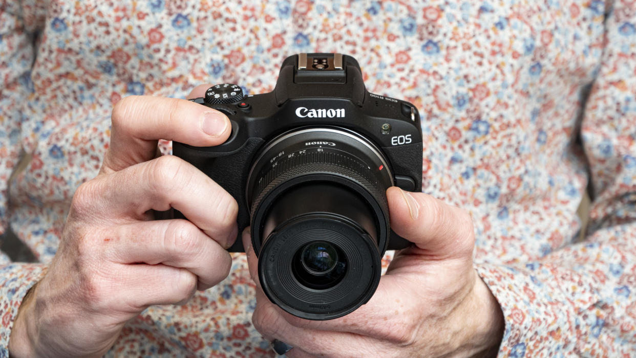  Canon EOS R100 camera in the hand 