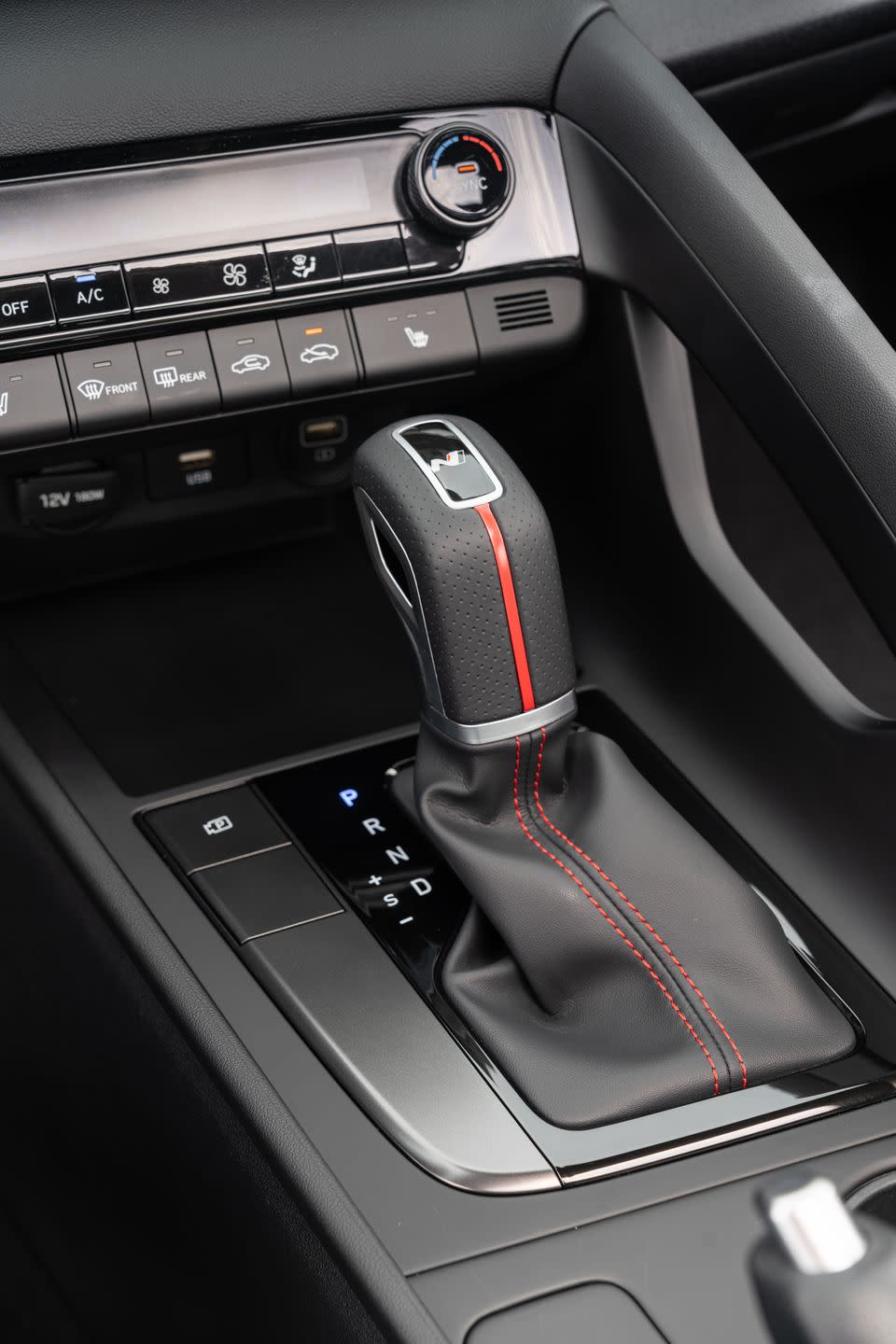 <p>Transmission choices are: six-speed manual or seven-speed Double Clutch Transmission (DCT).</p>