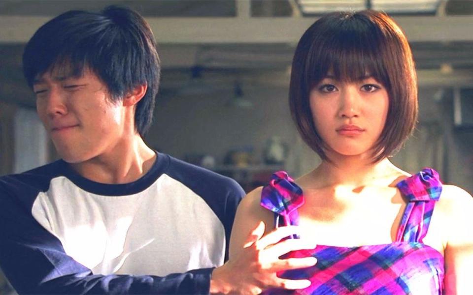 小出惠介為2008年電影《我的機械人女友》擔任男主角，跟綾瀨遙合作。