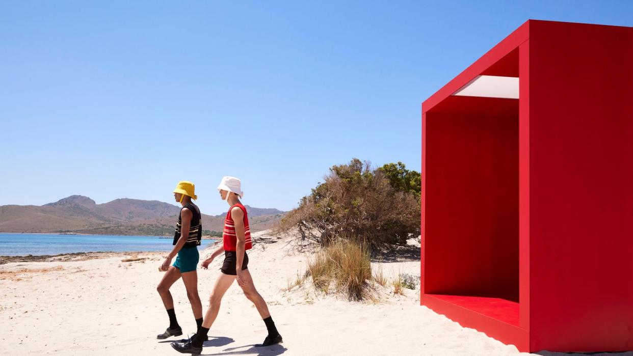 Models präsentieren im Rahmen der Mailänder Modewoche "short short" in einer Kreation von Prada der Kollektion Frühjahr/Sommer 2022 am Strand.