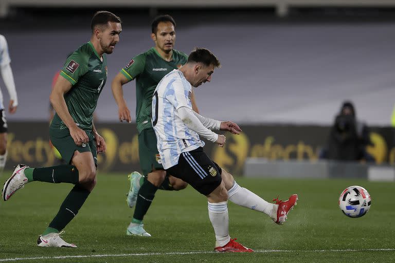Lionel Messi despacha el formidable zurdazo combado que derrotará a Carlos Lampe; el 10 de la Argentina abrió la victoria sobre Bolivia y, de paso, alcanzó un registro histórico de Pelé.