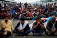 Migrantes hondureños, parte de una caravana que intenta llegar a Estados Unidos, esperan en el puente que conecta México y Guatemala en Ciudad Hidalgo, México, 20 de octubre de 2018. REUTERS/Ueslei Marcelino