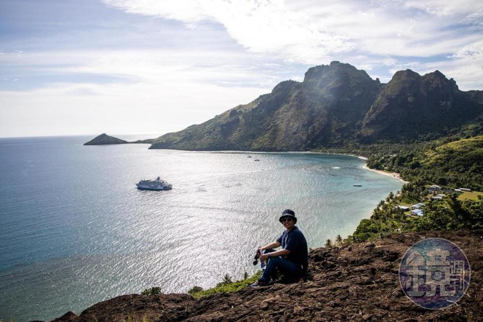 從山頂看向海灣，美麗的大船停泊在藍色海上。