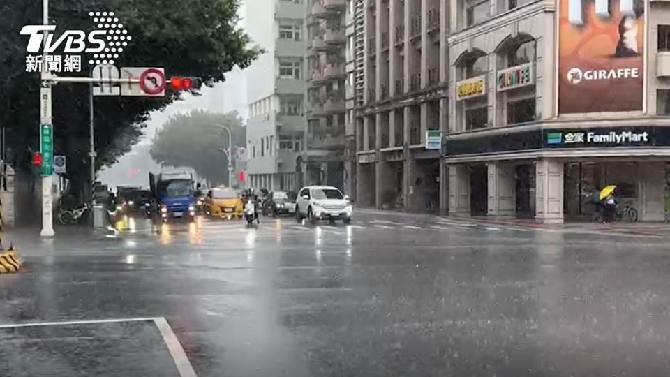 受到颱風外圍環流影響，北部及東半部地區有局部短暫陣雨。（圖／TVBS）