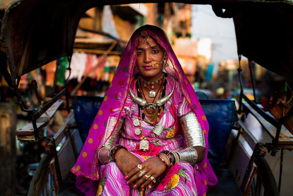Inde. Bien que cette femme ait l’air de participer à une cérémonie festive, elle porte en réalité sa tenue quotidienne. Mihaela a été surprise de découvrir que cette robe éclatante était très commune à Jodhpur, en Inde, et partout dans le pays.