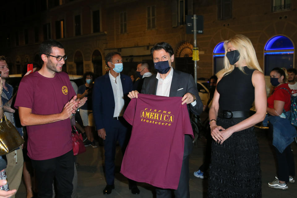 Giuseppe Conte e la compagna Olivia Paladino alla prima di Cinema America in Piazza San Cosimato, Roma.