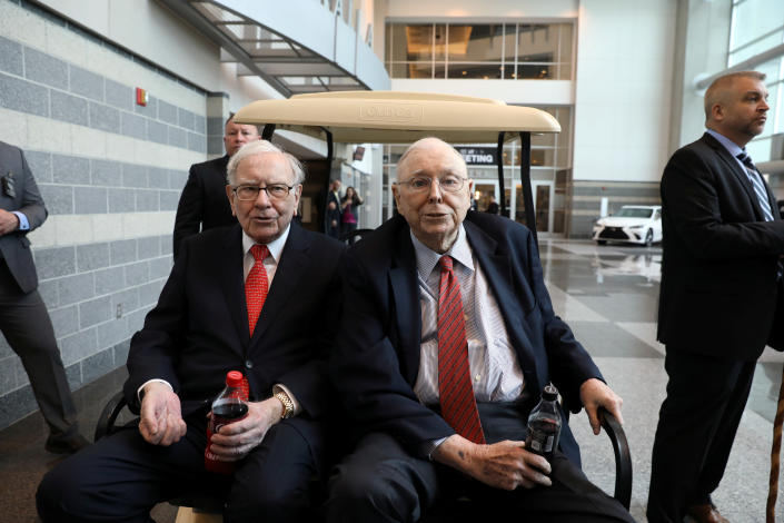 El presidente de Berkshire Hathaway, Warren Buffett (izquierda), y el vicepresidente, Charlie Munger, son vistos en el da anual de compras de accionistas de Berkshire en Omaha, Nebraska, EE. UU., 3 de mayo de 2019. REUTERS/Scott Morgan