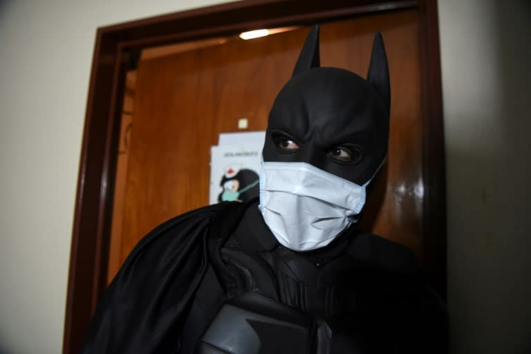 (FOTOS) Un "Batman argentino" incógnito ayuda a niños enfermos